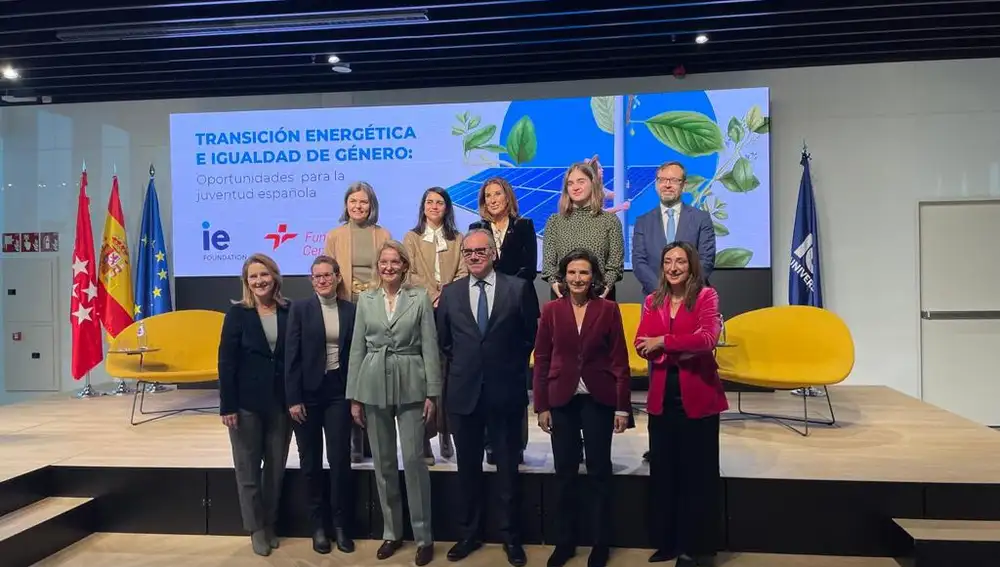 Foto de familia durante la presentación del informe