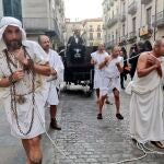 Los policías locales de Girona se disfrazan de esclavos para protestar por las horas extras trabajadas