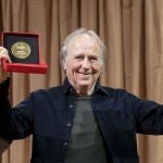 El cantautor Joan Manuel Serrat recibe la Medalla de Honor de la SGAE, en la sede de la SGAE en Madrid, a 12 de diciembre de 2023, en Madrid (España).