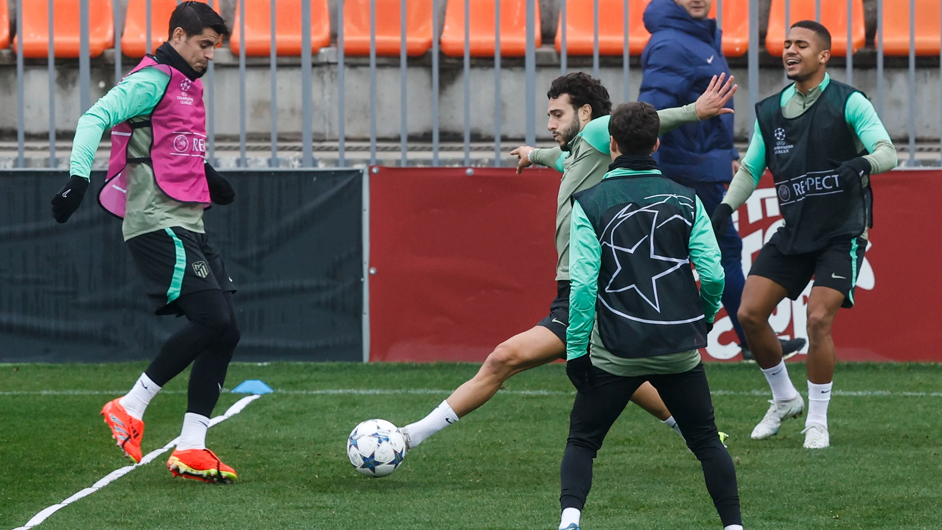 MAJADAHONDA (MADRID), 12/12/2023.- El central del Atlético de Madrid, Marido Hermoso (c) y el delantero Álvaro Morata (i) durante el entrenamiento del equipo en la Ciudad Deportiva de Majadahonda, Madrid, este martes previo al partido de mañana contra la Lazio correspondiente a la última jornada de la primera fase de la Champions League. EFE/Juan Carlos Hidalgo