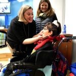 La consejera de Familia e Igualdad de Oportunidades, Isabel Blanco, presenta el spot de Aspace Castilla y León para visibilizar el día a día de las personas con parálisis cerebral y otras discapacidades con grandes necesidades de apoyo. Junto a ella, una de las protagonistas del spot, Noa Martín
