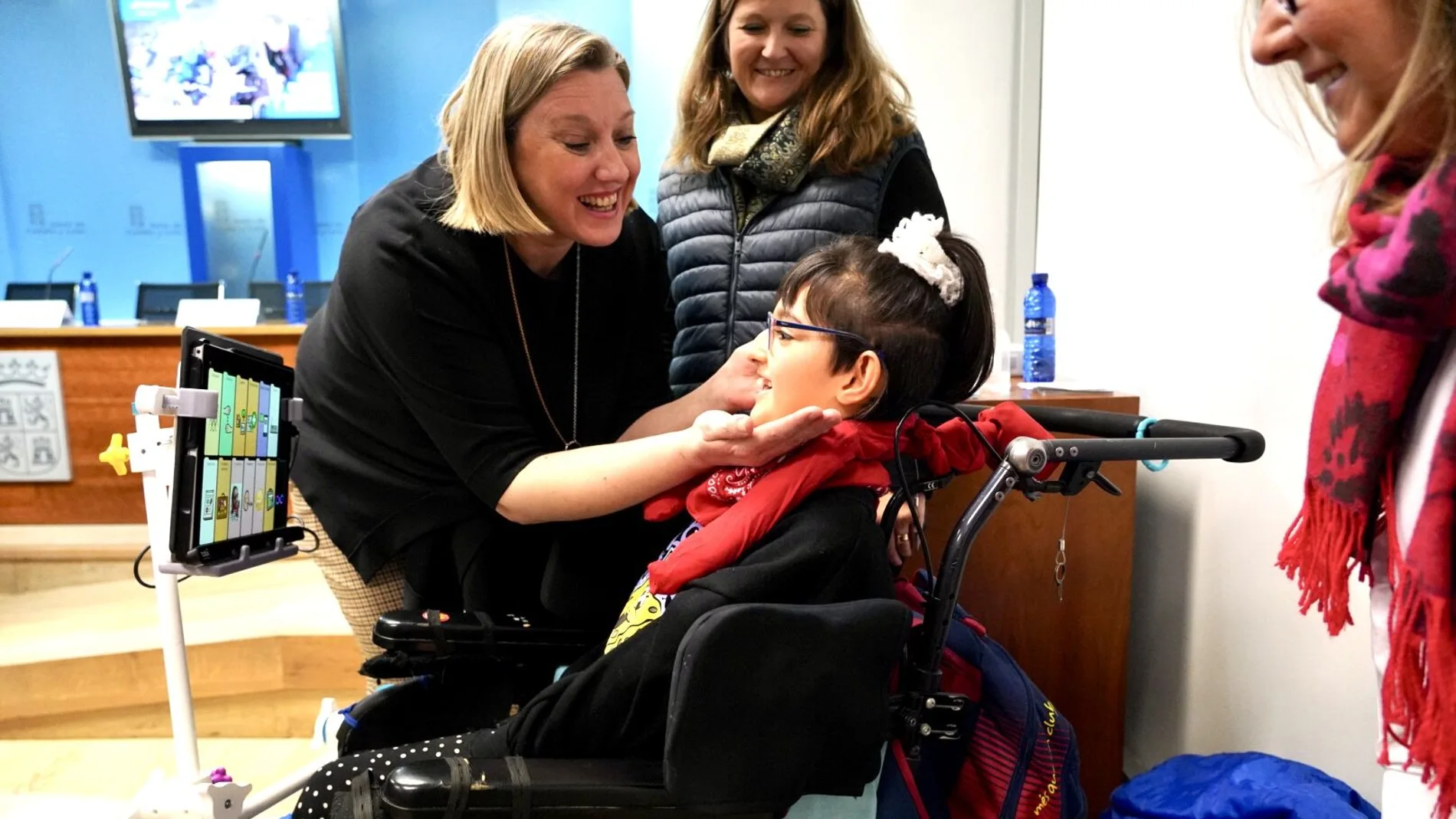 La consejera de Familia e Igualdad de Oportunidades, Isabel Blanco, presenta el spot de Aspace Castilla y León para visibilizar el día a día de las personas con parálisis cerebral y otras discapacidades con grandes necesidades de apoyo. Junto a ella, una de las protagonistas del spot, Noa Martín