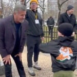 Un niño recrea la famosa escena de Rocky Balboa frente al actor Sylvester Stallone