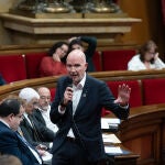 El consejero de Acción Climática, David Mascort, durante su intervención en el pleno del Parlament