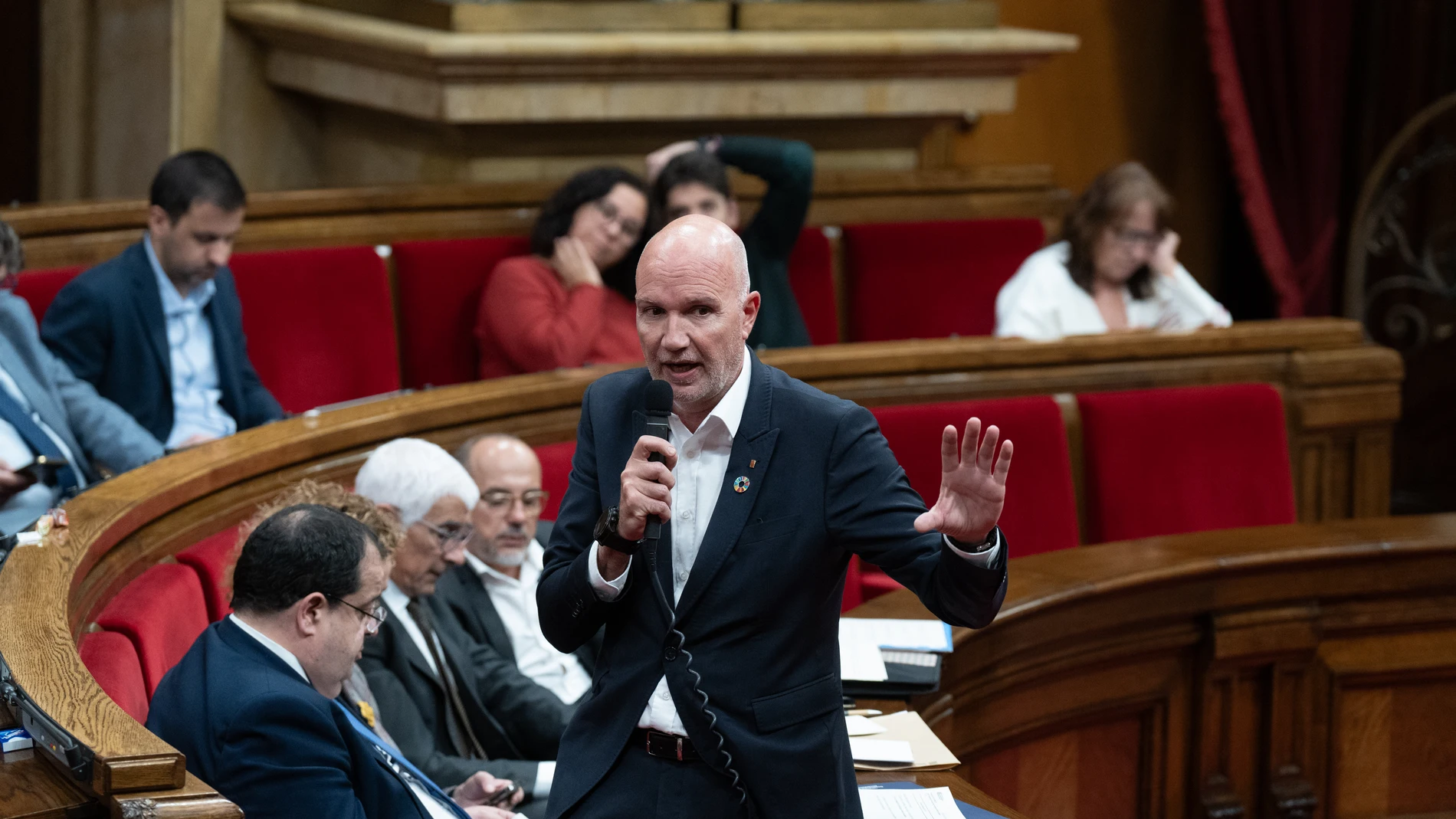 El consejero de Acción Climática, David Mascort, durante su intervención en el pleno del Parlament