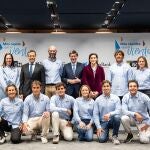 José Ignacio Goirigolzarri, presidente de CaixaBank; Jaume Masana, director de negocio de CaixaBank; y Maria Luisa Martínez, directora de comunicación y relaciones institucionales, junto al equipo del Sail Team BCN
