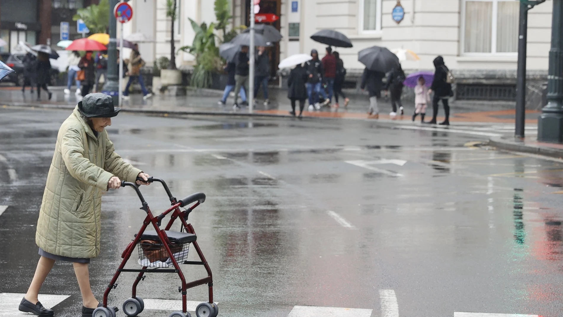 Una pensionista cruza un paso de cebra en Bilbao.