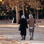 Dos mujeres mayores pasean por un parque