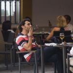Un hombre fuma en la terraza de un restaurante 