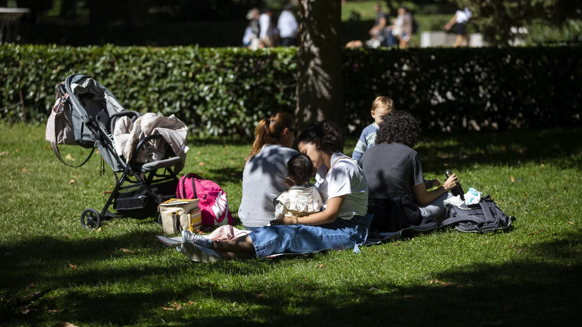 Imagen de familias con niños en el parque de El Retiro en Madrid.