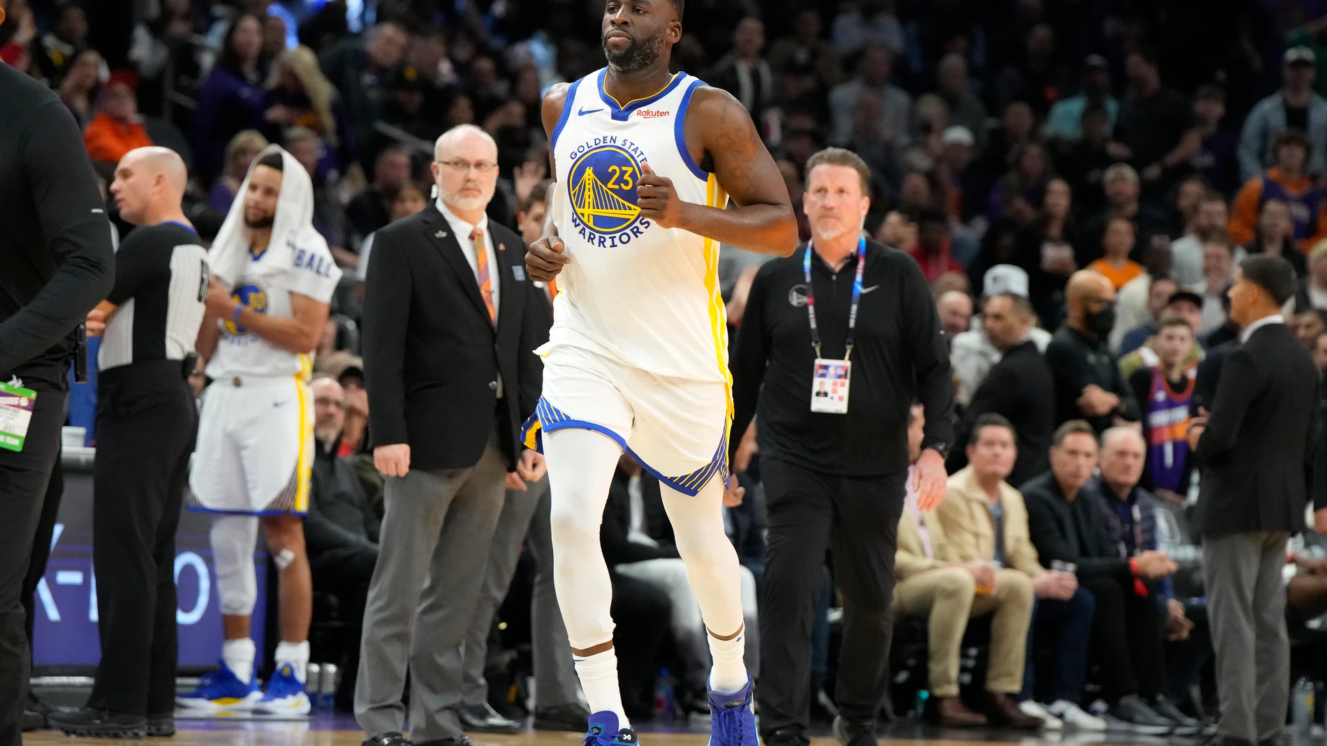 Draymond Green se marcha expulsado de la cancha en el partido ante los Suns