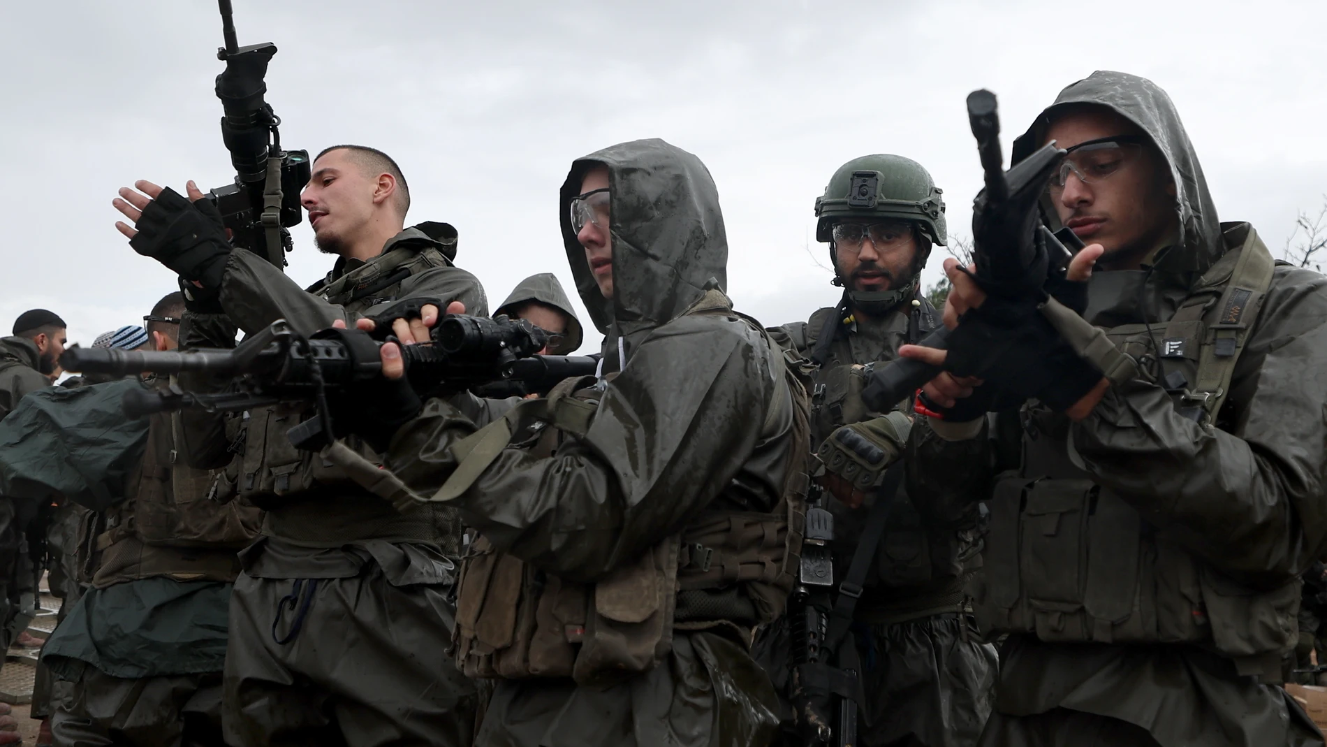 Undisclosed (Israel), 13/12/2023.- Israeli soldiers check their equipment as they gather at a position near the Gaza border, in southern Israel, 13 December 2023. More than 18,000 Palestinians and at least 1,200 Israelis have been killed, according to the Palestinian Health Ministry and the Israel Defense Forces (IDF), since Hamas militants launched an attack against Israel from the Gaza Strip on 07 October, and the Israeli operations in Gaza and the West Bank which followed it. The Israel mi...