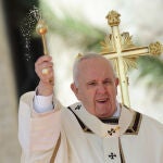 El Papa Francisco reparte agua bendita con el acetre
