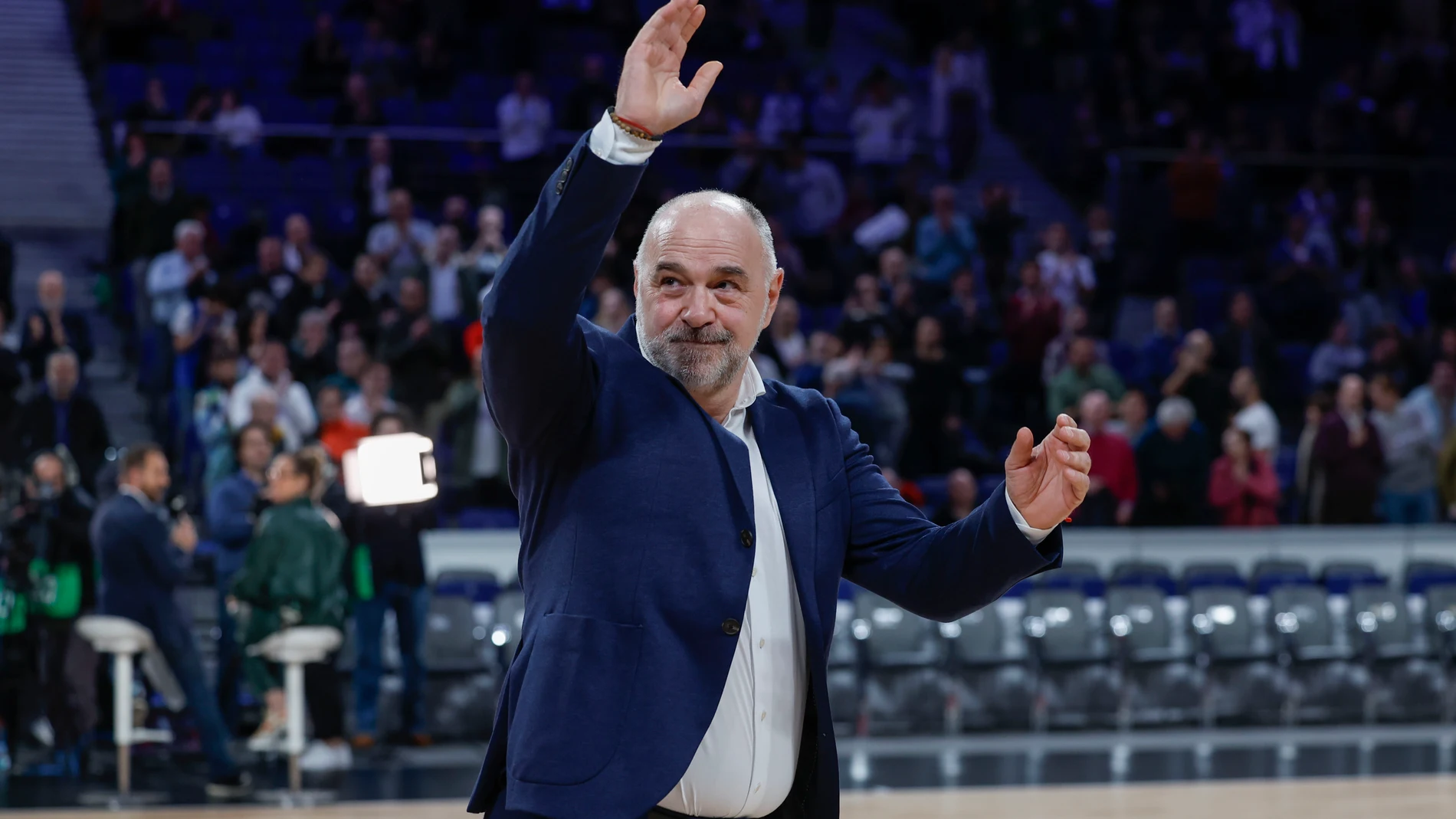 MADRID, 14/12/2023.- El entrenador del Bayern de Múnich Pablo Laso saluda a la afición antes del partido de la jornada 14 de la EuroLiga que Real Madrid y Bayern de Múnich disputan hoy jueves en el WiZink Center, en Madrid. EFE/Juanjo Martín