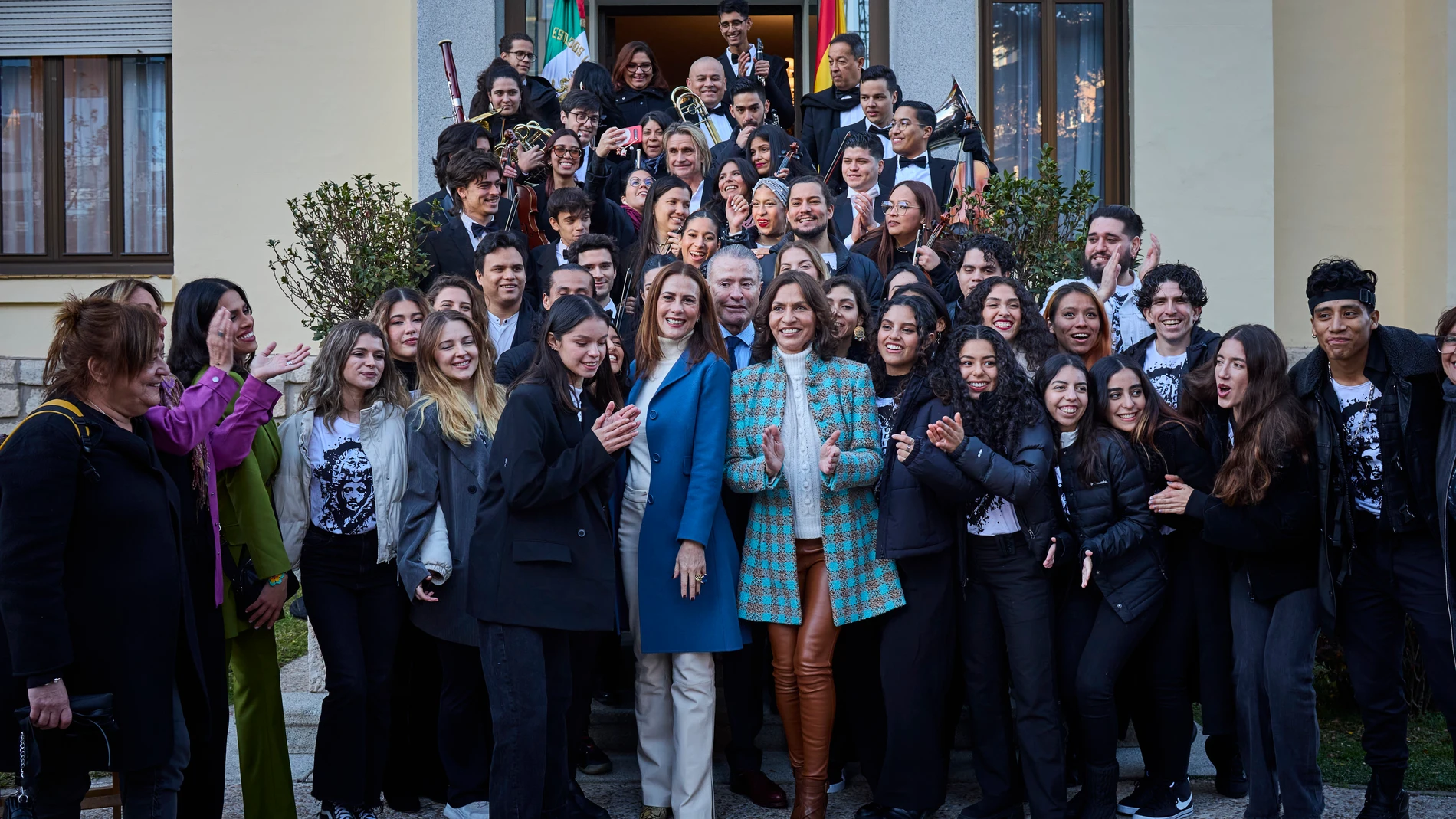 El embajador de Mexico entrega a Nacho Cano las becas estudio a los artistas mexicanos del musical Malinche / © Alberto R. Roldán / Diario La Razón. 14 12 2023