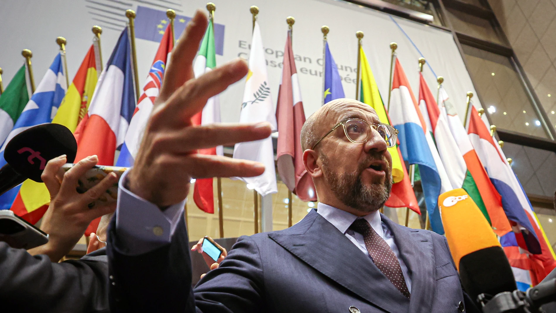 Brussels (Belgium), 14/12/2023.- European Council President Charles Michel announces that the European Council has decided to open accession negotiations with Ukraine and Moldova, during a European Council in Brussels, Belgium, 14 December 2023. EU leaders are gathering in Brussels for a two-day summit to discuss the latest developments in relation to Russia's invasion of Ukraine, and in the Middle East, including the humanitarian situation in Gaza, the block's enlargement policy and long-ter...