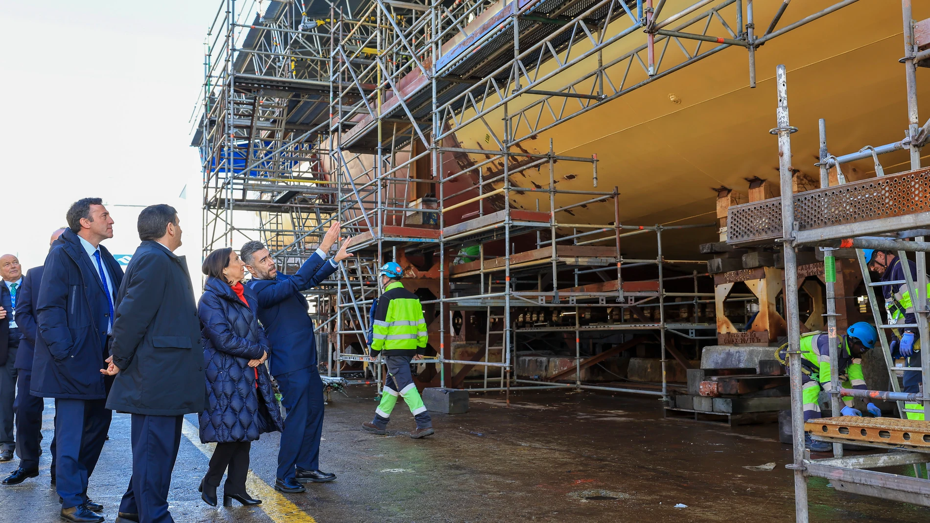 Margarita Robles durante su visita hoy a Navantia Ferrol para ver la construcción de la fragata F-111
