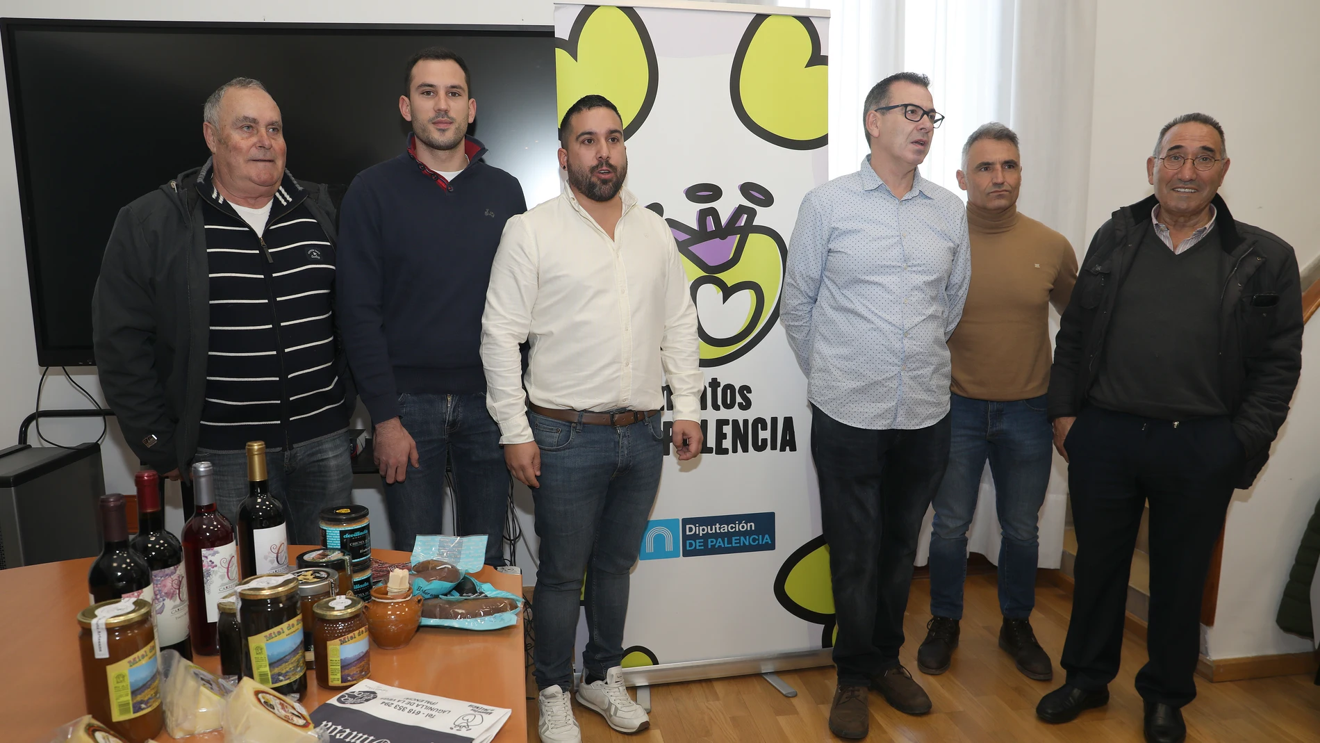 El diputado de Desarrollo Socioeconómico, Francisco Pérez(3I), junto a algunos de los productores participantes, presentan la acción promocional de la marca Alimentos de Palencia este fin de semana en Santander denominada Muestra de Navidad