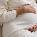 Una mujer embarazada