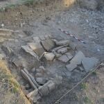 Excavada una necrópolis con once tumbas junto a los restos de la muralla tardoantigua de Itálica