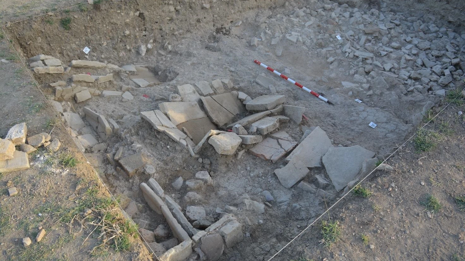 Imagen general de la zona de necrópolis extavada junto a los vestigios de la muralla tardoantigua de ItálicaUNIVERSIDADES UPO Y DE MARBURG13/12/2023