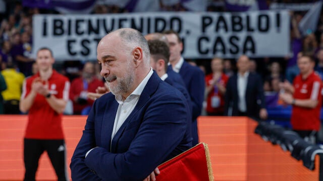 Pablo Laso, antes de comenzar el partido con la pancarta de bienvenida al fondo