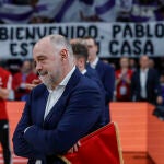 Pablo Laso, antes de comenzar el partido con la pancarta de bienvenida al fondo