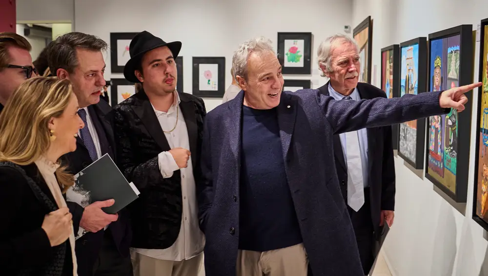 Presentación de la exposición de pinturas de un taller-escuela sin ánimo de lucro con la tutela del pintor de