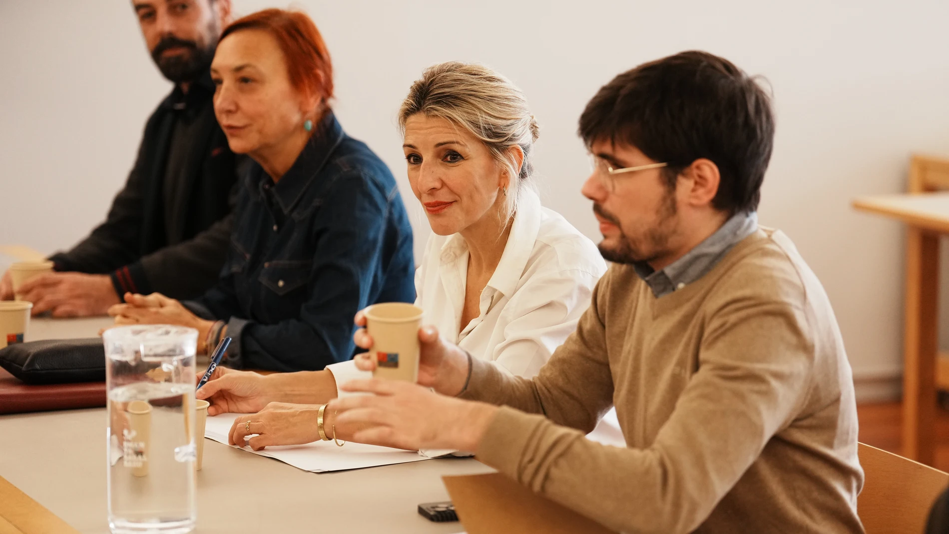 El diputado de Sumar Lander Martínez y la vicepresidenta segunda del Gobierno y líder de Sumar, Yolanda Díaz, durante un acto de precampaña electoral, en la sala Elhyar, a 15 de diciembre de 2023, en Bilbao, Vizcaya, País Vasco (España). Díaz tiene dos reuniones con representantes de los trabajadores de la empresa Mecaner y con sanitarios de Osakidetza antes de celebrar un encuentro con los integrantes de Sumar Mugimendua, el partido que negocia con Podemos y de donde será la candidata a Lehe...
