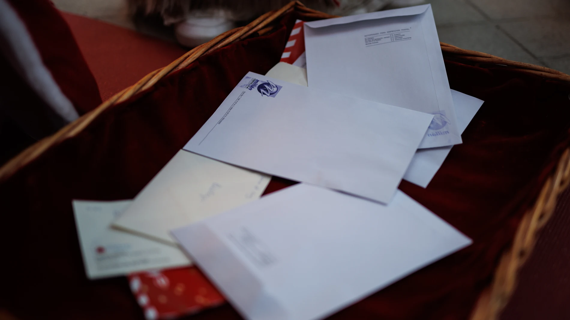 Un Paje Real besa la mano a un niño, en la Fundación Madrina, en la Plaza de San Amaro, a 15 de diciembre de 2023, en Madrid (España). La Fundación Madrina celebra estas Navidades distintos eventos bajo el lema ‘Mágica Navidad, convirtiendo sueños en sonrisas’, con el objetivo de repartir regalos e ilusión para los niños y familias más vulnerables. 15 DICIEMBRE 2023;CARTAS;FUNDACIÓN MADRINA;NIÑOS;REYES MAGOS;PAJES;CARTAS;BESO;ILUSIÓN Alejandro Martínez Vélez / Europa Press 15/12/2023