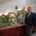 García Page, junto al Belén instalado en la sede del Gobierno regional