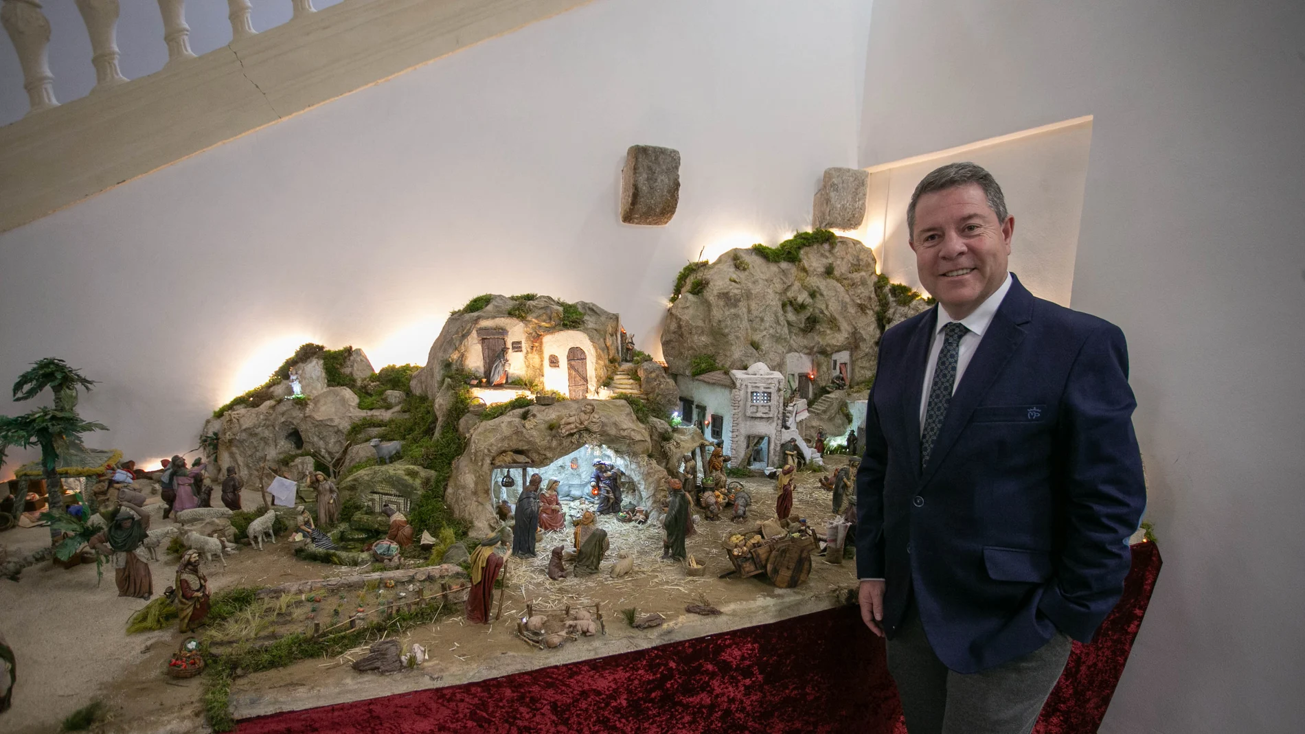 García Page, junto al Belén instalado en la sede del Gobierno regional