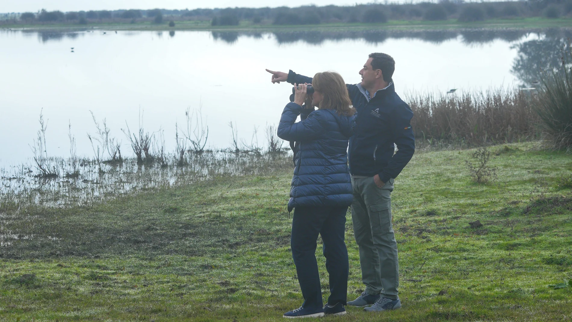 Teresa Ribera y Juanma Moreno, durante la visita al Parque Nacional de Doñana el pasado 27 de noviembre