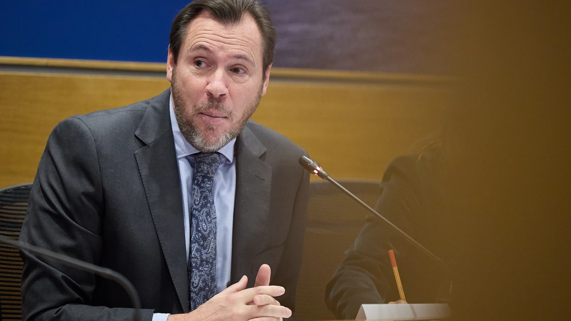 El ministro de Transportes y Movilidad Sostenible, Óscar Puente, interviene durante la inauguración de la jornada sobre la ‘Descarbonización del transporte pesado, ¿oportunidad o riesgo para la competitividad de España?’, en la sede de la CEOE, a 15 de diciembre de 2023, en Madrid (España). El acto es un foro de reflexión y diálogo sobre la descarbonización en el sector del transporte pesado y de qué opciones dispone para alcanzar los objetivos en emisiones de CO2 marcados desde Bruselas, sin...