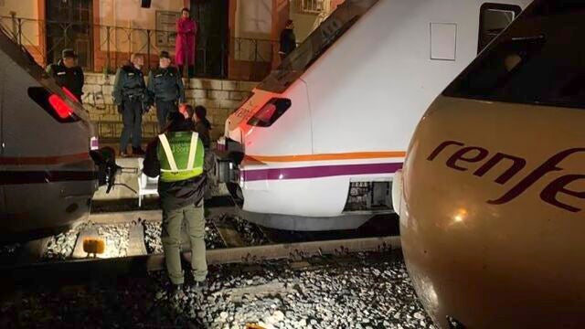 Dos trenes con unos 200 pasajeros chocan en El Chorro (Málaga) sin causar heridos