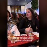 Momento del vídeo en el que la joven se percata de que está su novio