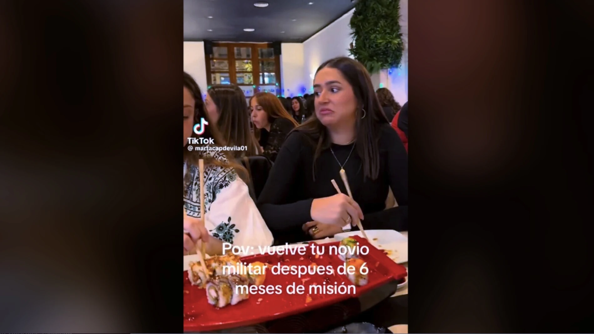 Momento del vídeo en el que la joven se percata de que está su novio