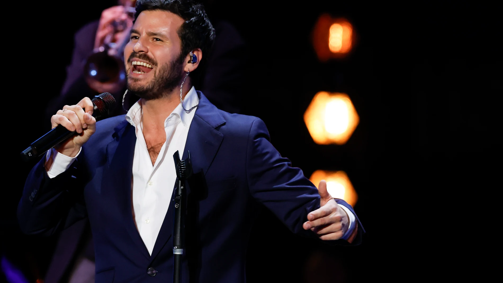 MADRID, 16/12/2023.- El cantante de Taburete, Willy Bárcenas, durante su actuación en la gala de entrega de los Premios Forqué 2023 que se celebra hoy Sábado en el Palacio de IFEMA, en Madrid. EFE/Juanjo Guillén