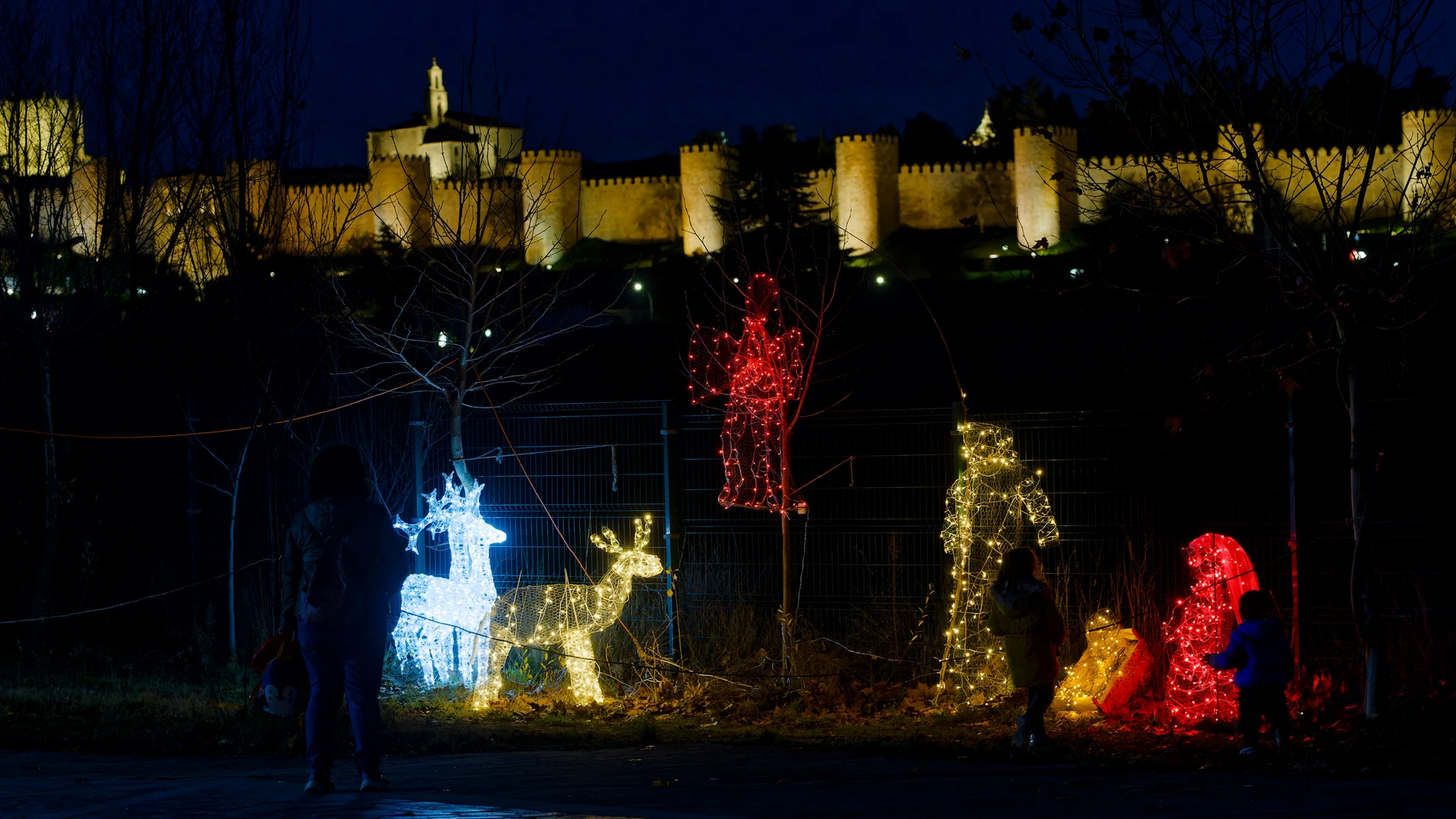 ÁVILA, 17/12/2023.- El Centro Internacional Teresiano Sanjuanista de Ávila acoge la decimoquinta edición de "Mundo Belén", una exposición de 300 belenes de todo el mundo, a través de un recorrido exterior de 800 metros, en los que aparecen desde misterios hechos de madera a otros en miniatura que aparecen en conchas o en cáscaras de pistacho Centro Internacional Teresiano Sanjuanista (CITeS). EFE/ Raúl Sanchidrián