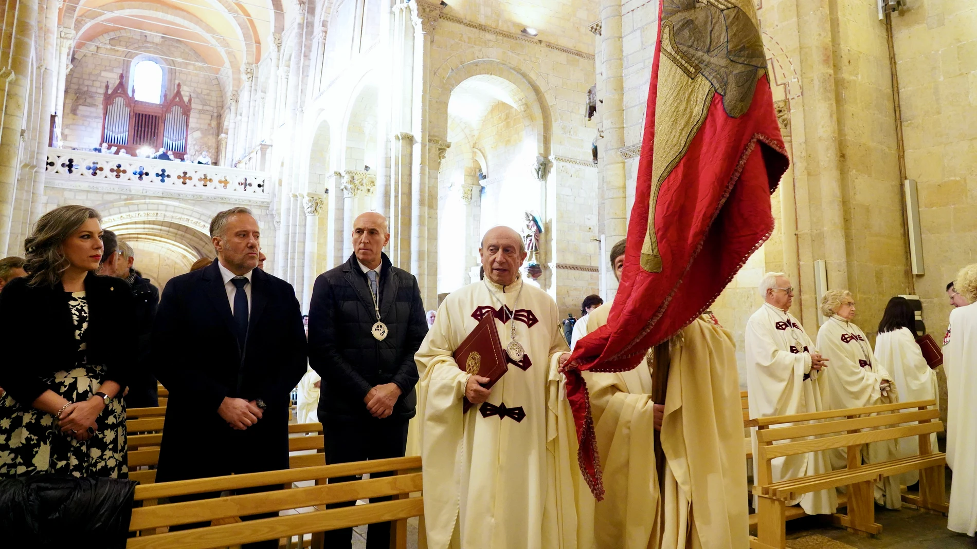 El presidente de las Cortes, Carlos Pollán y el alcalde, José Antonio Diez, asisten a la celebración de la Traslación de las Reliquias de San Isidoro en el 960 aniversario de su llegada de Sevilla a León