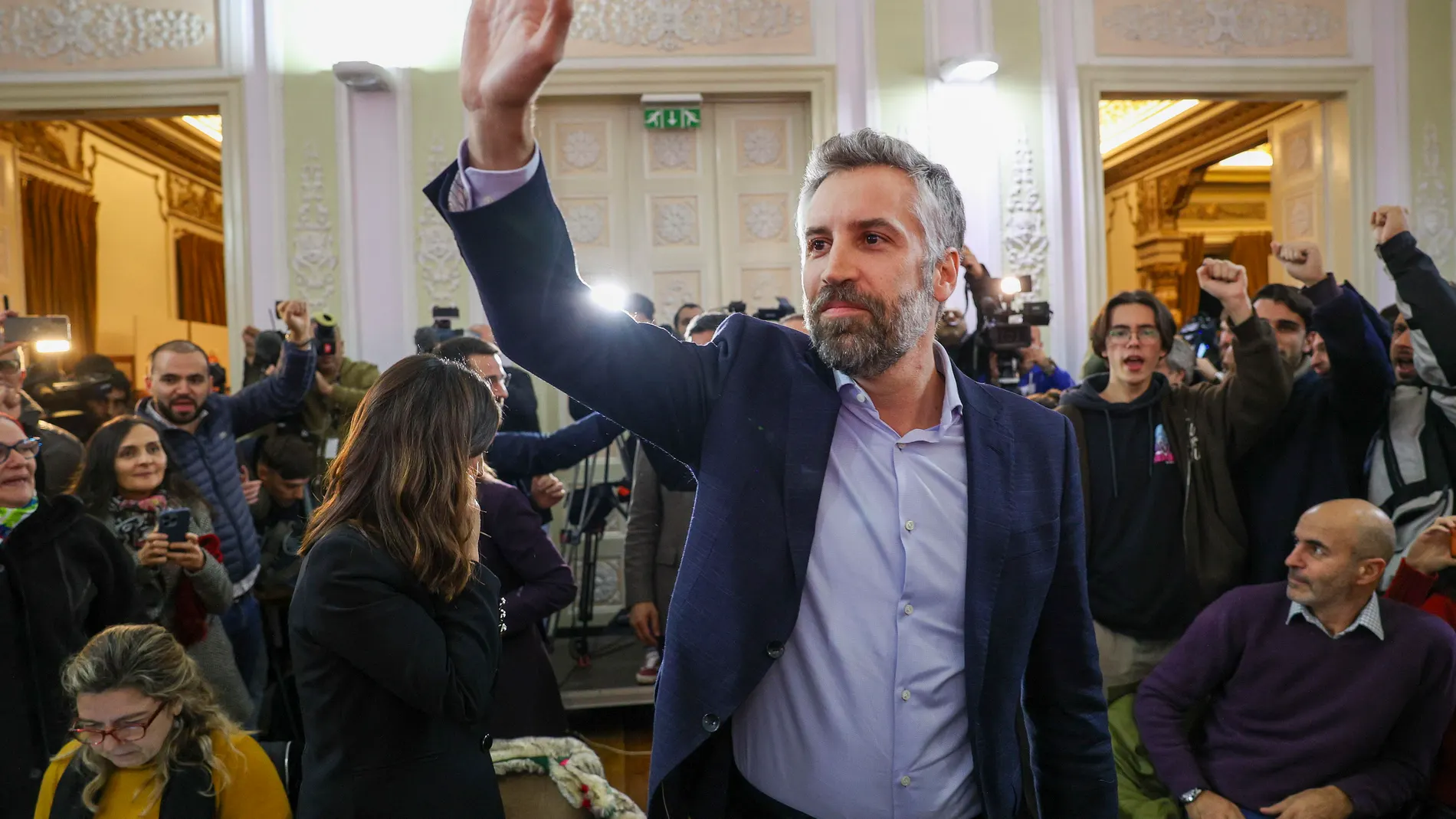 Lisboa (Portugal), 16/12/2023.- Pedro Nuno Santos celebrates the victory in the Portuguese Socialist Party (PS) direct elections in Lisbon, Portugal, 16 December 2023. Some 60,000 socialist members chose Antonio Costa's successor as secretary-general of the PS, a position for which Jose Luis Carneiro, Pedro Nuno Santos, and Daniel Adriao have applied. (Elecciones, Lisboa) EFE/EPA/MIGUEL A. LOPES