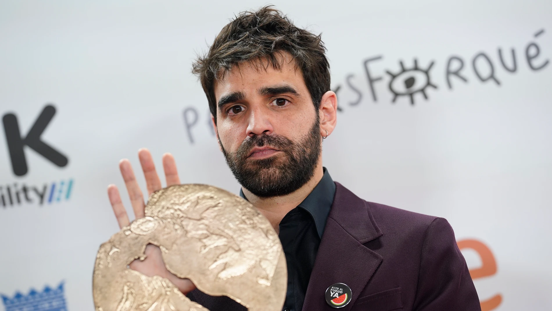 El actor David Verdaguer posa tras recibir el premio a 'Mejor interpretación masculina' por su trabajo en 'Saben Aquell' durante la gala de entrega de la 29 edición de los Premios José María Forqué, en IFEMA MADRID Palacio Municipal, a 16 de diciembre de 2023, en Madrid (España). Los Premios Cinematográficos José María Forqué, conocidos como ‘Premios Forqué’, fueron creados en 1996 por la Entidad de Gestión de Derechos de los Productores Audiovisuales (Egeda) para honrar la memoria de José Ma...