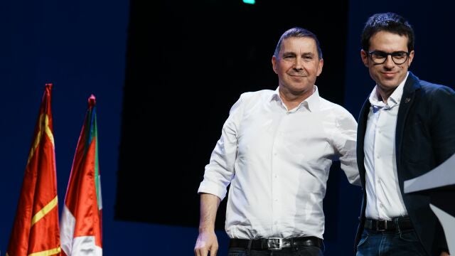 El candidato de EH Bildu a Lehendakari, Pello Otxandiano (d), y el coordinador general de EH Bildu, Arnaldo Otegi (i), durante un acto de EH Bildu para mantener un encuentro con sus bases, en el Palacio Euskalduna, a 17 de diciembre de 2023, en Bilbao.