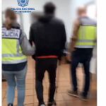 El detenido es conducido por los agentes