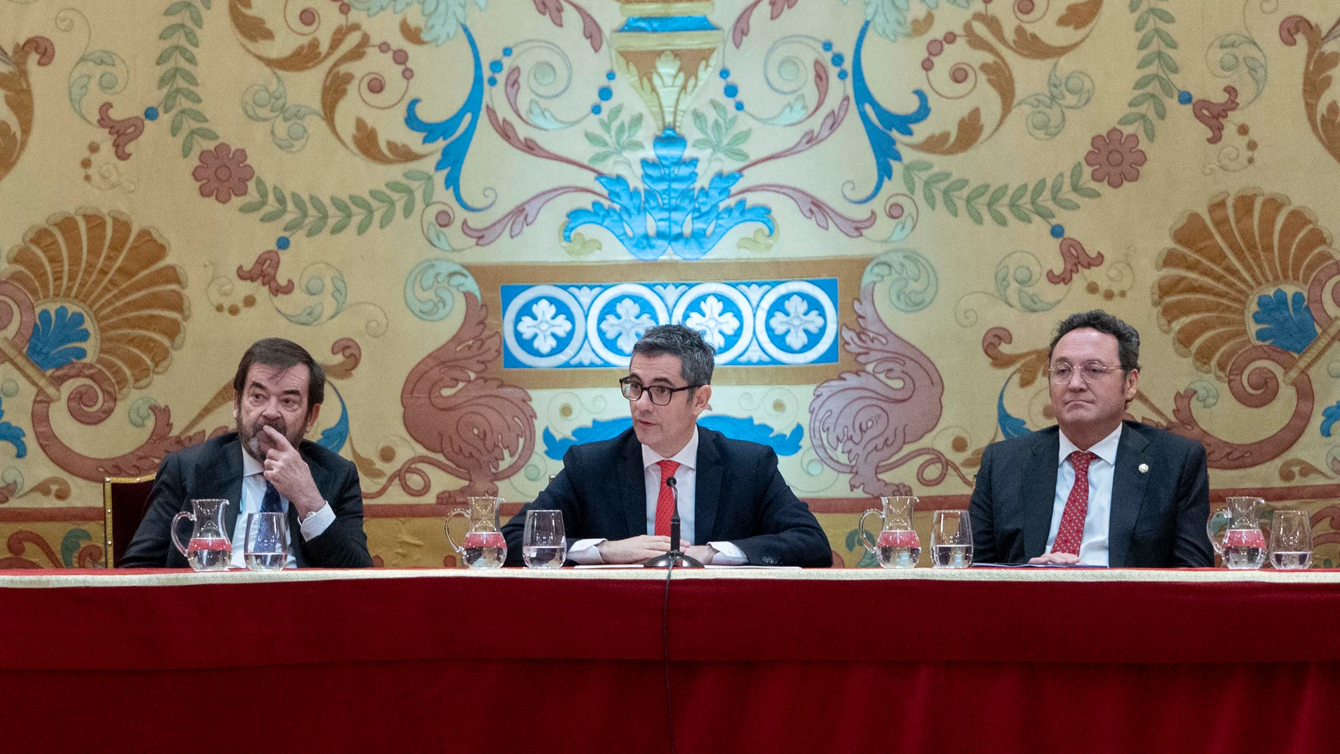 (I-D) El presidente del Consejo General del Poder Judicial (CGPJ), Vicente Guilarte; el ministro de la Presidencia, Justicia, y Relaciones con las Cortes, Félix Bolaños y el Fiscal General del Estado, Álvaro García Ortiz, durante el acto de entrega de despachos a la 61ª promoción de acceso a la carrera fiscal, en el Paraninfo de la Universidad Complutense de Madrid, a 18 de diciembre de 2023, en Madrid (España). Bolaños ha presidido la entrega de los despachos a los nuevos funcionarios de la ...
