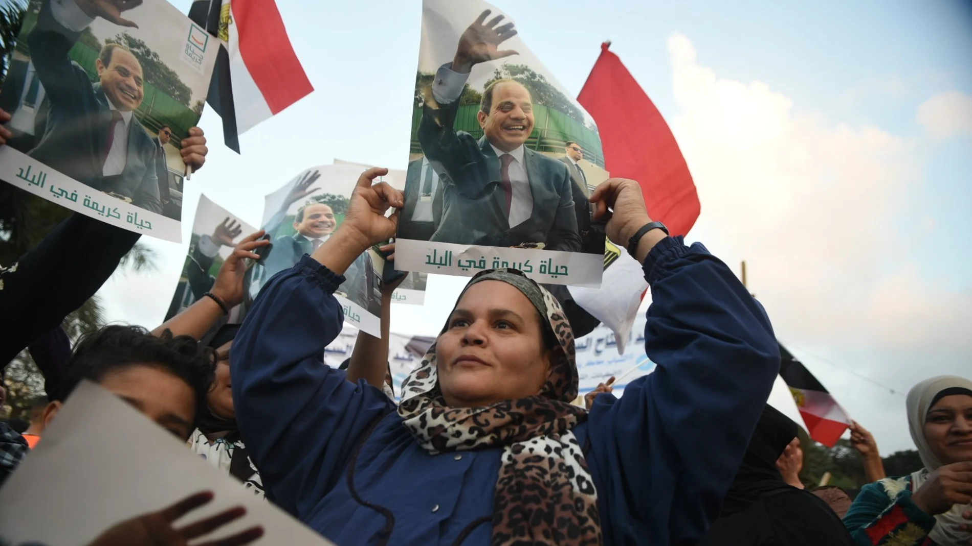 Simpatizantes del presidente Al Sisi salen a las calles de El Cairo a celebrar su victoria