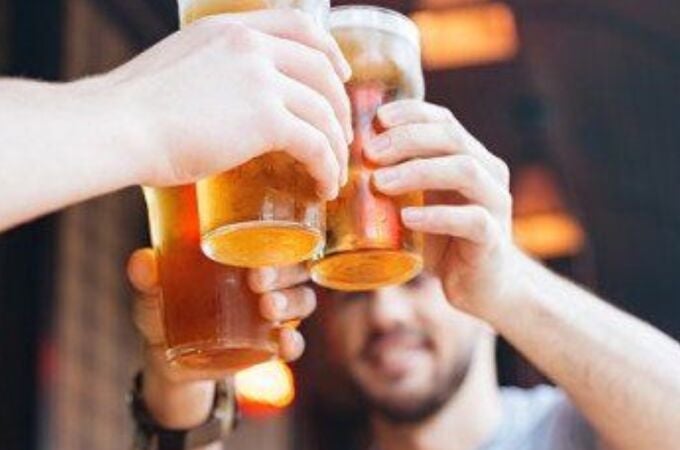 Gente brindando con cervezas