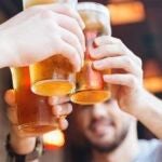 Gente brindando con cervezas