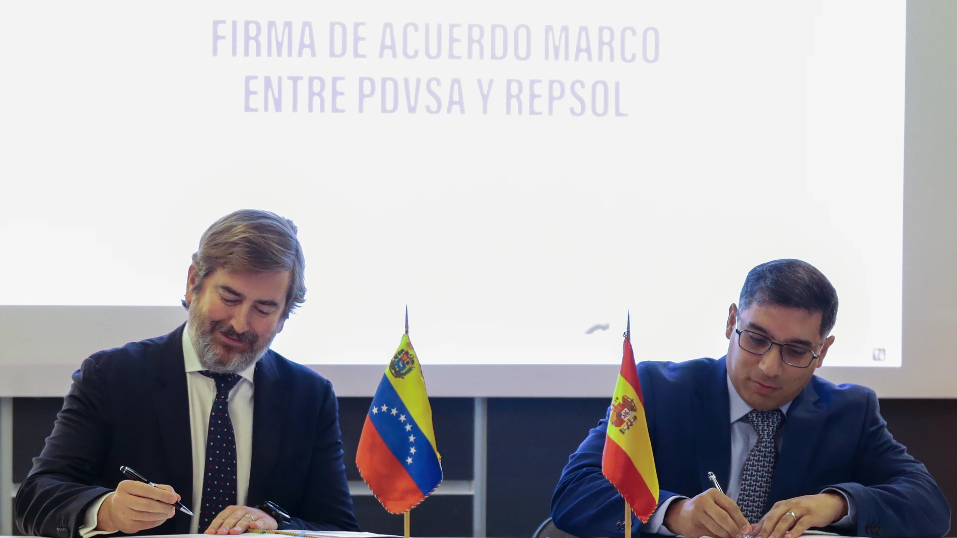 AME5055. CARACAS (VENEZUELA), 18/12/2023.- El ministro del Poder Popular de Petróleo de Venezuela, Pedro Rafael Tellechea (d), firma el acuerdo marco entre la compañía estatal PDVSA y la empresa española Repsol con el director general de Exploración y Producción (E&P) y miembro del Comité Ejecutivo de Repsol, Francisco Gea Pascual de Riquelme, para la administración de la empresa mixta Petroquiriquire S.A. hoy, en Caracas (Venezuela). EFE/ Rayner Peña