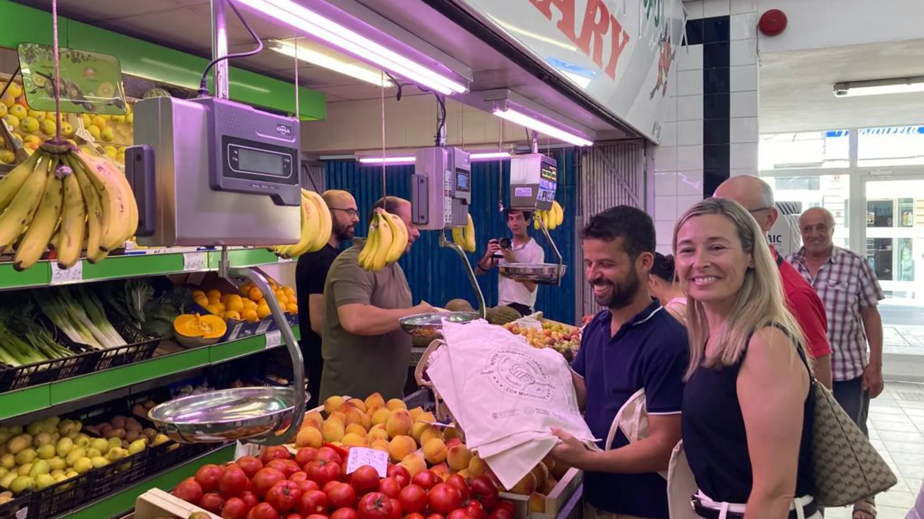 En los mercados municipales de Alicante la venta minorista se complementa con la oferta gastronómica
